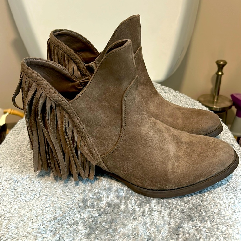 Brown fringed boots, size 8,